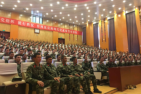 武警玉溪支队组织全体官兵，在礼堂集中收看了党的<span style=