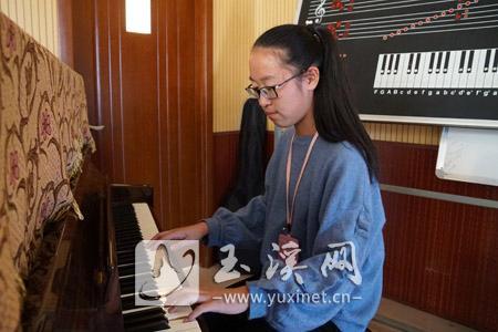 杨韫祎在弹琴