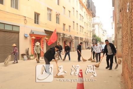 研和社区将每月1日定为固定党员活动日，对辖区8个居民小组的环境卫生进行综合整治。