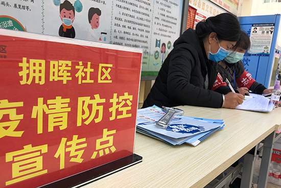 值守在澄江廉租房小区的志愿者.jpg