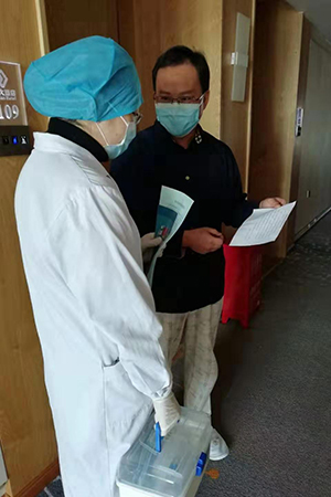 岳婷正在访视.jpg