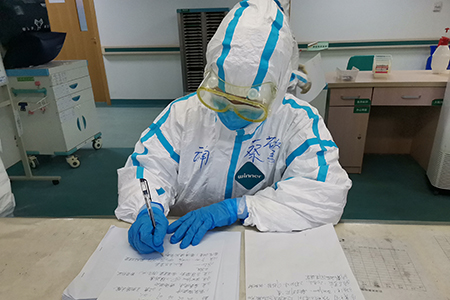 医疗队队员蔡警在工作.jpg