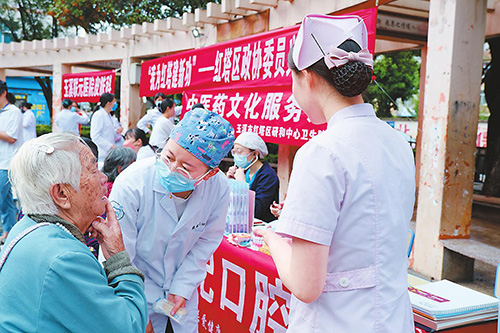 红塔区政协开展“科技文化卫生法律进乡村”委员行动.jpg