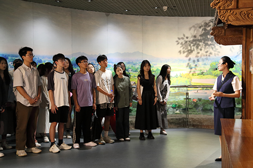 大学生合唱队伍参观聂耳纪念馆.jpg