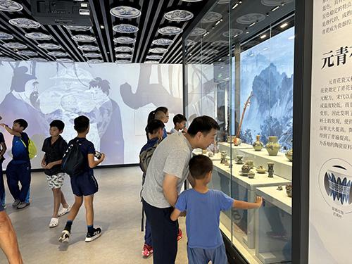 游客文明游览博物馆.jpg