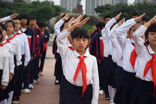 玉溪市中小学生“开学第一课”暨“同升国旗·同唱国歌”活动举行.jpg