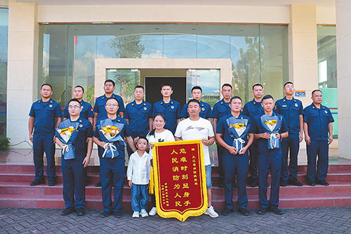 突发事故，元江消防10分钟紧急护送.jpg