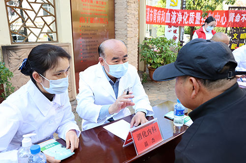 玉溪市中山医院引进11名“银龄医师”.jpg