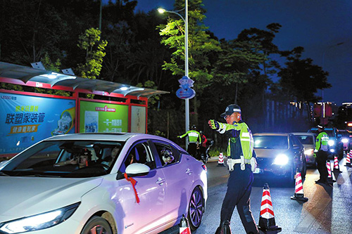 我市组织警力在中心城区开展“飙车炸街”专项整治行动1.jpg