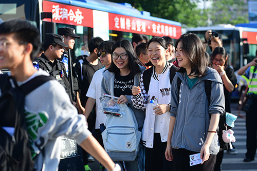 玉溪万余名学子决战高考.jpg