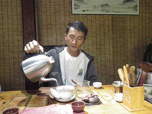 云海深处的茶香传奇.jpg