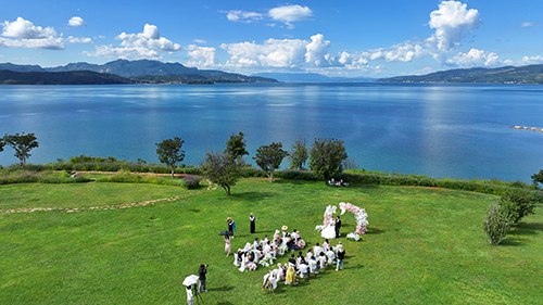 湖光山色共谱浪漫.jpg