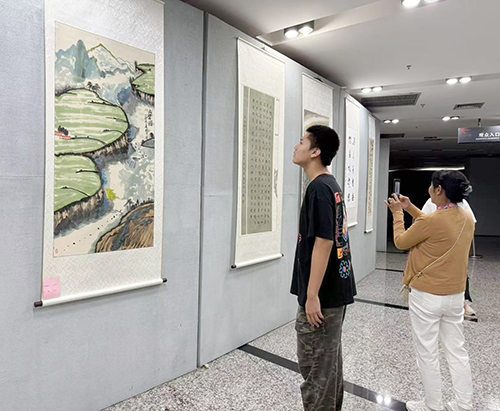 红塔区老干部书画协会2025年书画展开展.jpg