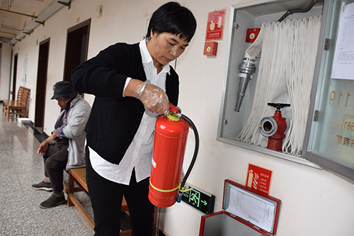 —— —记华宁县社会福利与救助中心安保员李玉萍.jpg