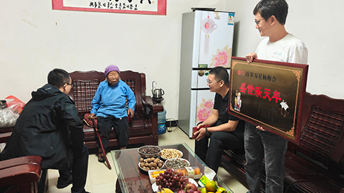 慰问百岁老人 送上美好祝福.jpg